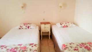 Гостиница Emerald Studios & Hotel