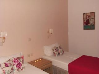 Гостиница Emerald Studios & Hotel