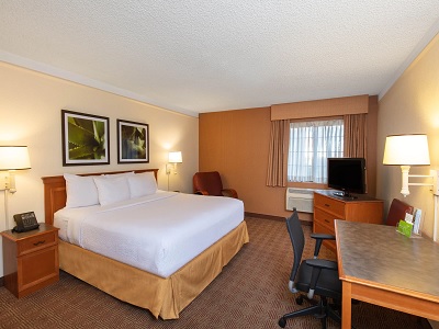 Гостиница La Quinta Inn N Suites Las Vegas Airport
