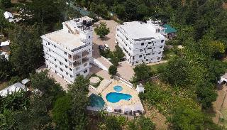 Гостиница Two Mountains Lodge Ltd.