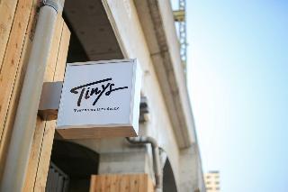 Гостиница Tinys Yokohama Hinodecho - Campground