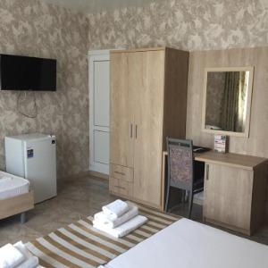 Rich Hotel