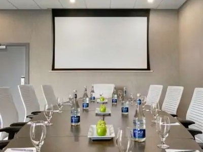 Гостиница Embassy Suite By Hilton Montreal Airport