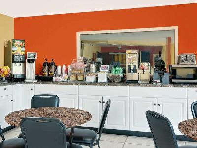 Гостиница Super 8 By Wyndham Rock Port Mo