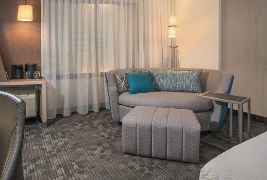 Гостиница Courtyard Atlanta Alpharetta/Avalon Area
