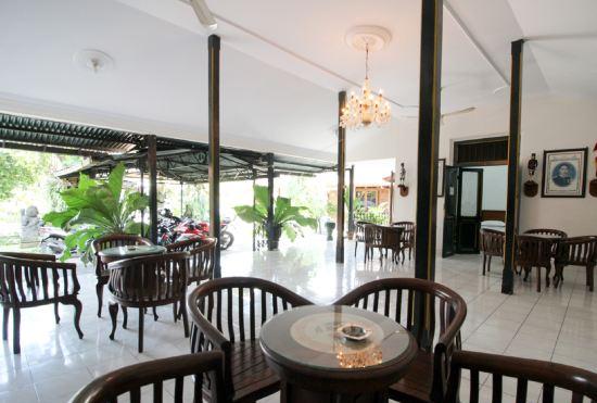 Гостиница RedDoorz Plus Near Alun Alun Selatan 2