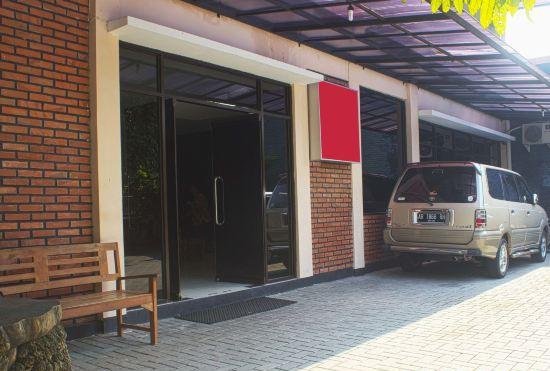 Hotel RedDoorz Plus Near Stadion Mandala Krida