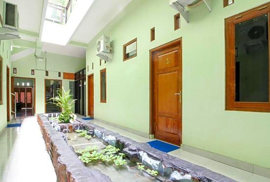 Гостиница RedDoorz Plus Near Taman Sari