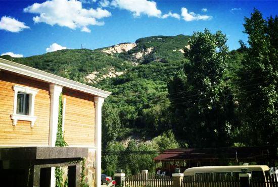 Гостиница Baihe Anbian Holiday Village