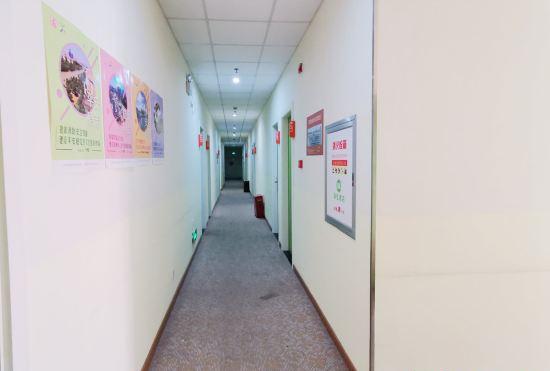 Shanghai Haiyou Hotel (Fengxian Huancheng East Road Subway Station)