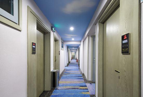 Yinglun Hotel (Nanjing Jiangbei Hongyue Chenglonghua Road Subway Station)