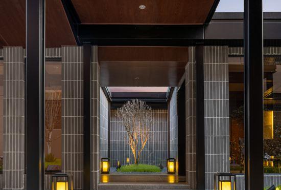 Гостиница Hometown Famous Hotels in the Ancient City (Lu Xun’s Hometown Cangqiao Zhijie Store, Shaox