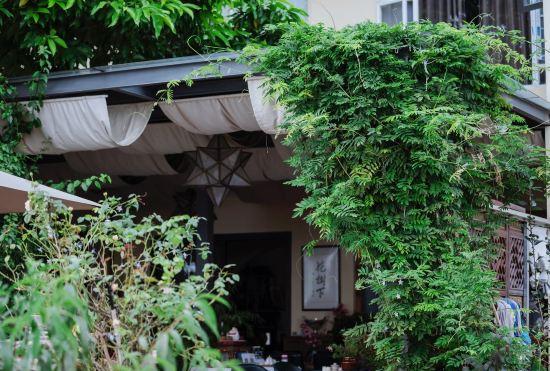 Hotel Under the Flower Tree