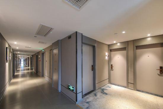 Гостиница Home Inn Selected (Zhongnan mindadian of Wuhan Guanggu square subway station)
