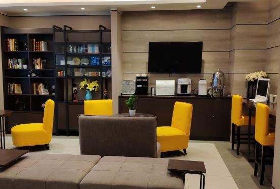 Hotel Home Inn Plus (Zhenzhou University Road Wanda Plaza)