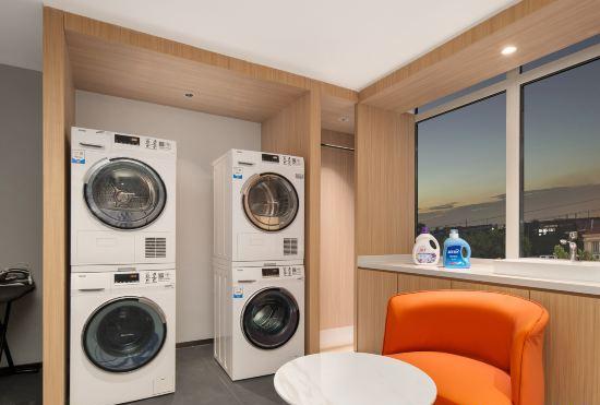 Holiday Inn Express Qingdao Hongdao Station, an IHG Hotel