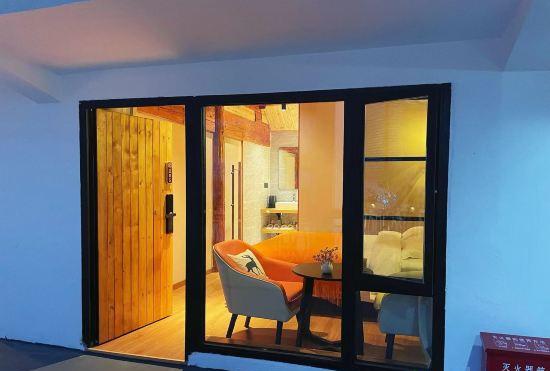 Гостиница Dali Time Courtyard Bai Style Floor-to-ceiling View Haitang Honeymoon Erhai Courtyard Reso
