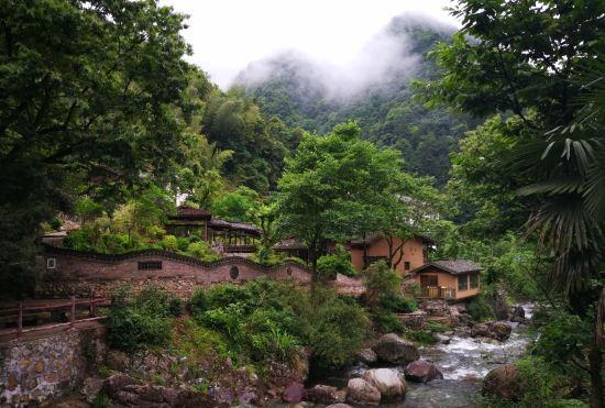 Yunmen Shanju Hotel