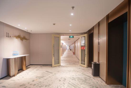 Гостиница Elong Hotel (Zhaoqing Qixingyan Archway Plaza)