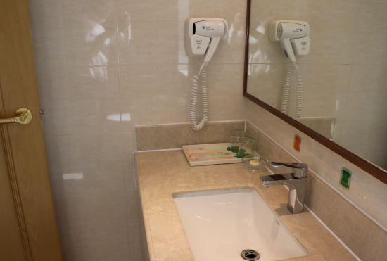 Vienna Hotel (Zhanjiang Mazhang High-speed Railway Station Store)