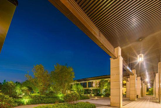 Hotel Xuchang Rebecca Furong Resort (Zhengxu Light Rail Furong Lake Station)