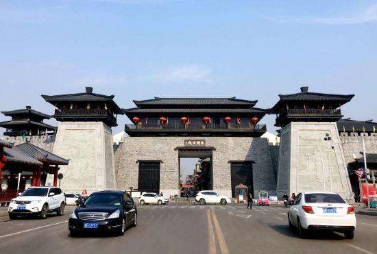Qiqi l Hotel（Xuchang Railway Station Caowei Ancient City Store)