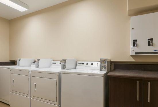 Hotel Days Inn & Suites by Wyndham Brandon