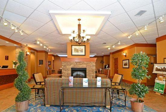 Гостиница Super 8 by Wyndham Macleod Trail Calgary