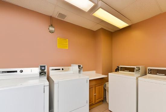 Гостиница Super 8 by Wyndham Calgary/Airport