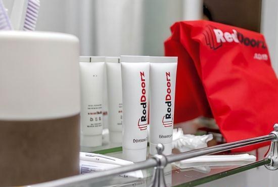 Гостиница RedDoorz Near Mertasari Beach 2