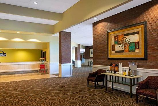 Гостиница Days Inn & Suites by Wyndham Tallahassee Conf Center I-10