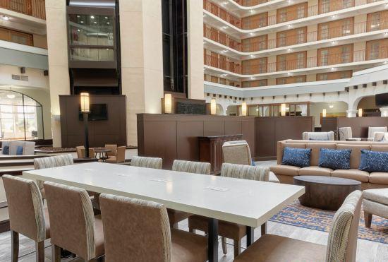 Hotel Embassy Suites by Hilton Tulsa I-44