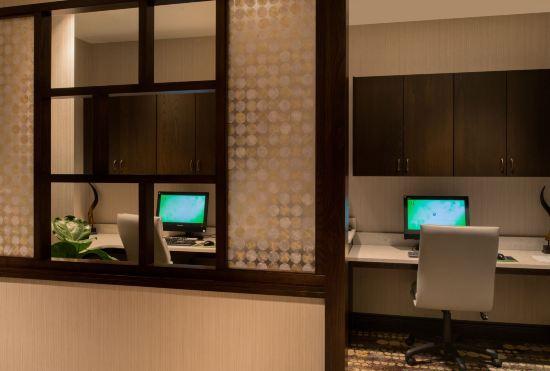 Гостиница DoubleTree by Hilton Raleigh Crabtree Valley