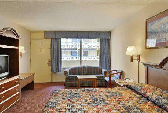 Гостиница Days Inn by Wyndham Myrtle Beach-Beach Front