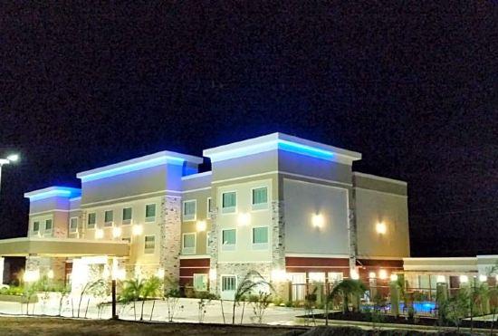 Гостиница Best Western Plus Dilley Inn  Suites