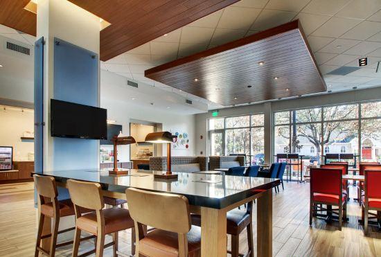 Гостиница Holiday Inn Express & Suites Charleston NE MT Pleasant US17