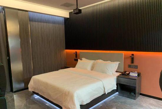 Subai Cloud Hotel (Wuhu Tuojia Happy Song Huashan Road Subway Station)