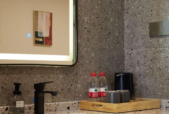 Yichang Acura Hotel (Wuyue Plaza Branch of Three Gorges University)