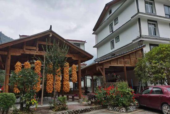 Hotel Wolong Gengda Kangyang Village No.1 B&B