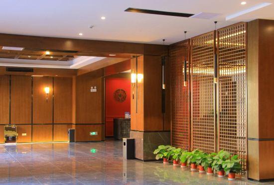 Гостиница Nanhuali Hotel (Phoenix Ancient City Nanhuali Tourist Center Store)