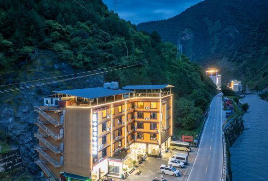 Yajiang Little Bear Design Hotel (318 National Highway Store)