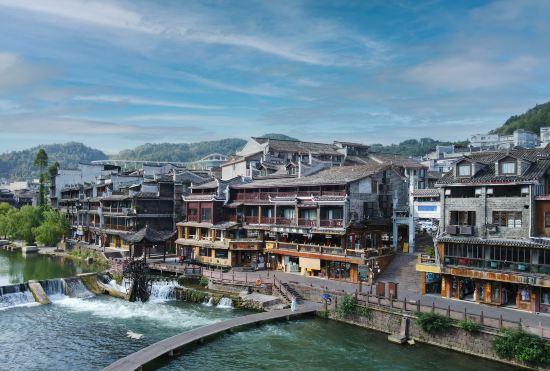 Гостиница Fenghuang Lotus Waterfall River View Homestay (Nanhuamen Store, Fenghuang Scenic Area)