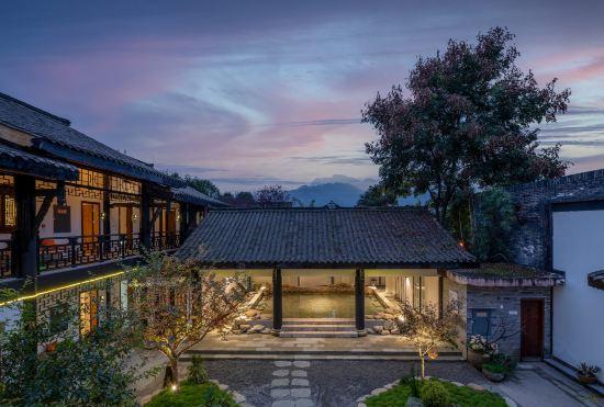 Emei Mountain and Courtyard. Jingzhu Shiguang Hot Spring Hotel