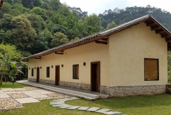 Гостиница Beiliu Suoluo Valley Resort