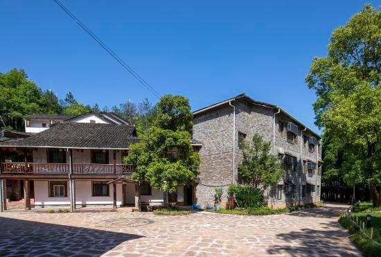 Hotel Wolong Riverside Manor