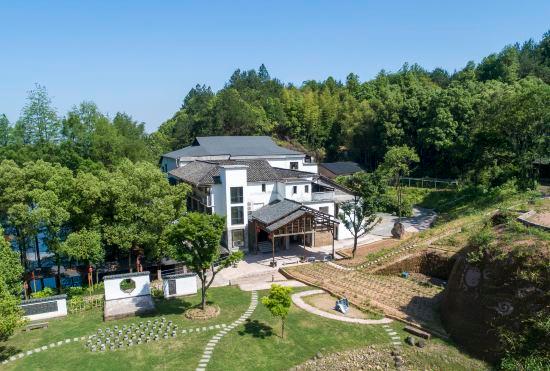 Гостиница Wolong Riverside Manor