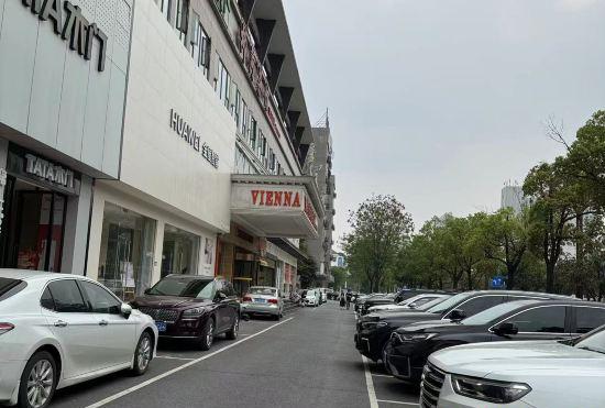 Гостиница Vienna Zhihao Hotel (Changde Wuling Avenue High-speed Railway Station Store)