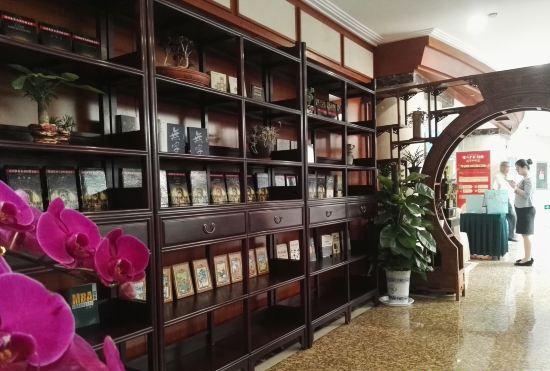 Shandong News Hotel (Quancheng Square Daming Lake Branch)