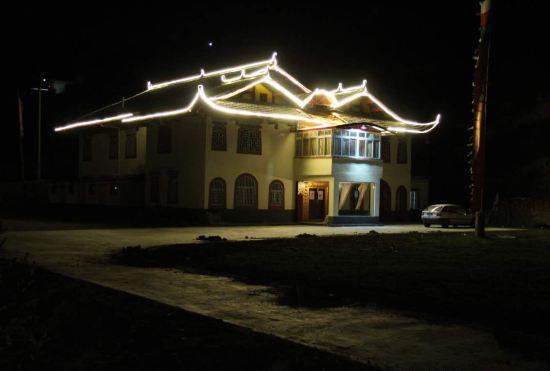Hotel Songpangesan Riverside Tibetan House