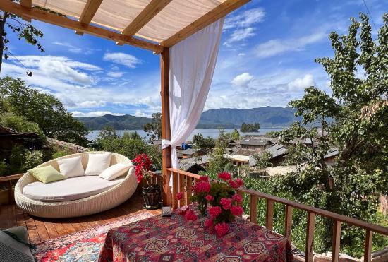 Гостиница Lugu Lake Yunshang Flower Blossoms Half Mountain Lake View Resort